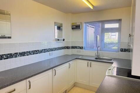 Shrubbs Drive, Middleton On Sea photo 5