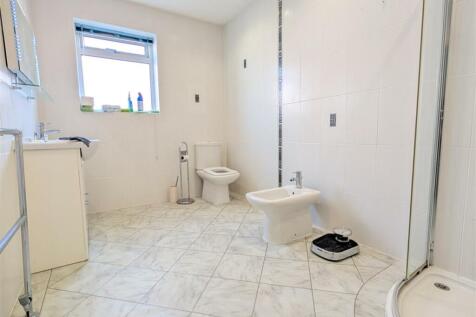 EN SUITE SHOWER ROOM/WC