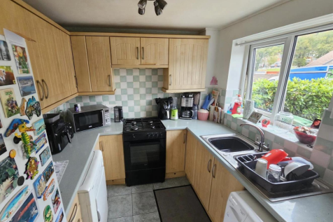 Kitchen 6 Lauriston Close.png