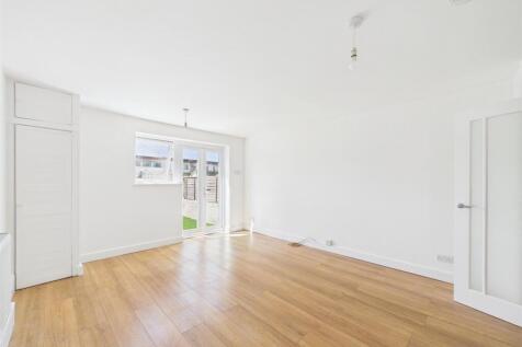 Mixed-use invesmtnet 2 x flats and shop for auctio