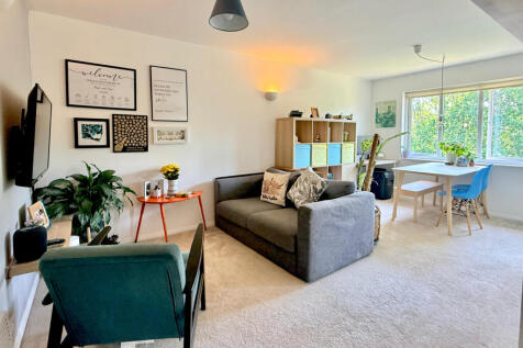 1 bedroom SHARE OF FREEHOLD, top floor aprtment