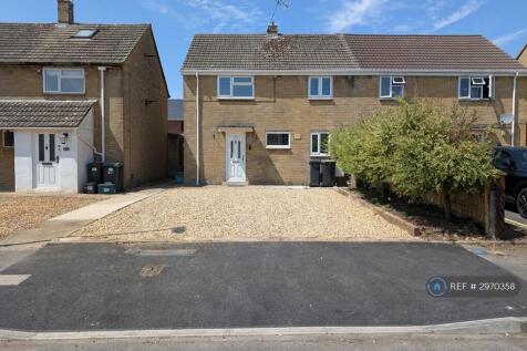 3-bed semi-detached on Barnes Crescent, Wimborne, BH21, £1,600/mo