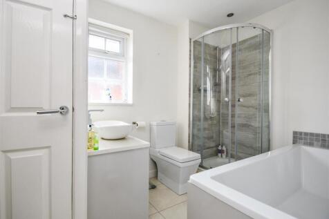 18 Corfton Drive - House Bathroom.jpg