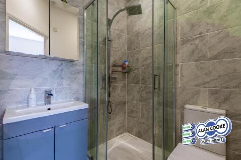 EN-SUITE SHOWER ROOM