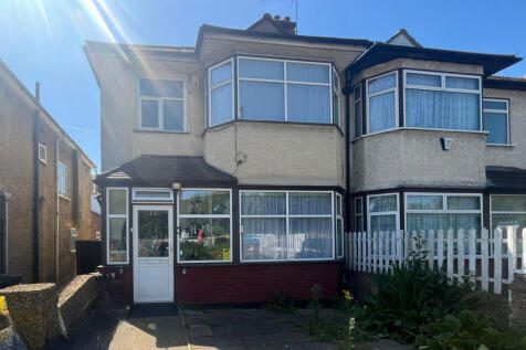 2 Bedroom Flat in Uxbridge Road, Southall UB1 3DX