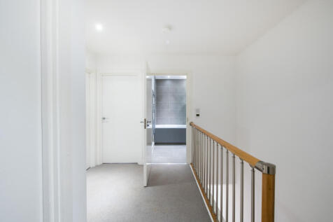 9 Green Lanes photo 4