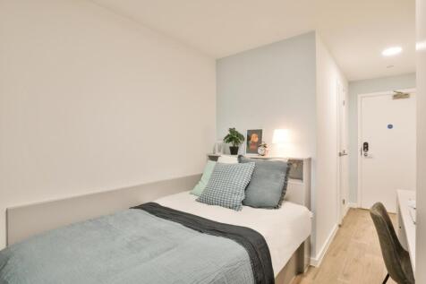A cozy double bedroom featuring a comfortable b...