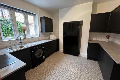6-bed detached on £120pppw Dunlop Avenue, Nottingham, £3,250/mo
