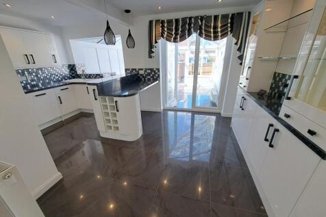 KITCHEN/B'FAST ROOM