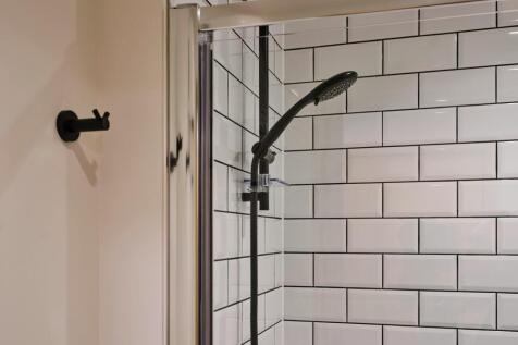 36 Leadenhall Street  Shower.jpg