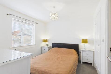 Good size main bedroom plenty of room for furnitur