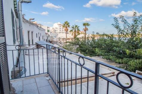 Apartment with sea views in Es Castell