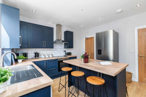 6-bed house on Welton Grove, Leeds, £3,848/mo