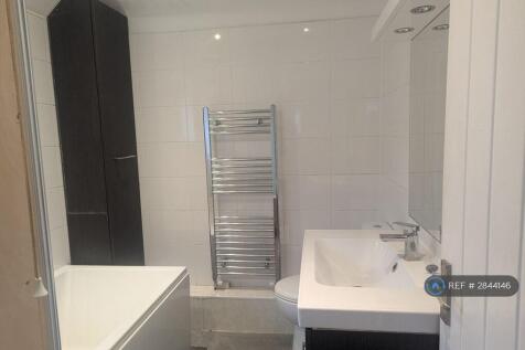 Lodgers' Bath &amp; Shower Room