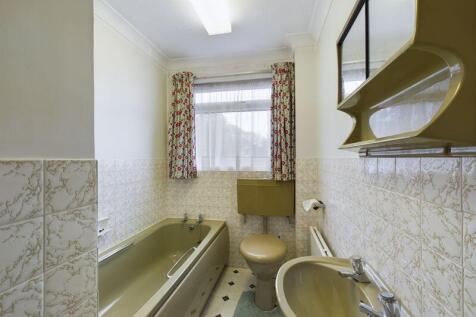 FIRST FLOOR BATHROOM