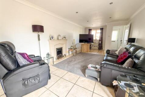 ALTERNATE VIEW OF LOUNGE