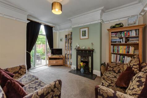 15 Paget Road-sitting.jpg