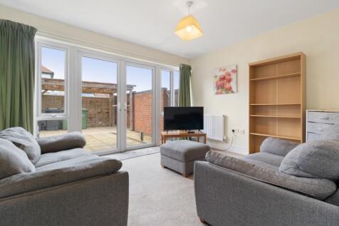 Available in SEPT  2027 -  4 Rooms in Bransford Road photo 3