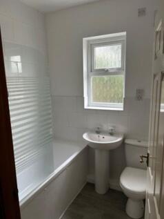 Lancaster, LA1, Mallard Court - P4250 photo 2