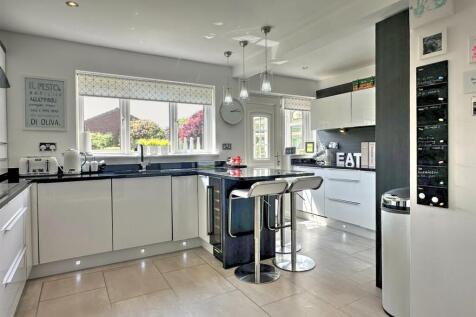 BREAKFASTING KITCHEN