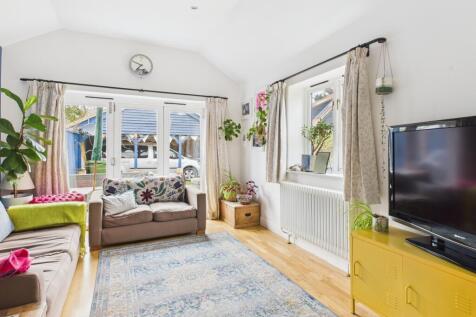 CAM02519G0-PR0233-STILL015