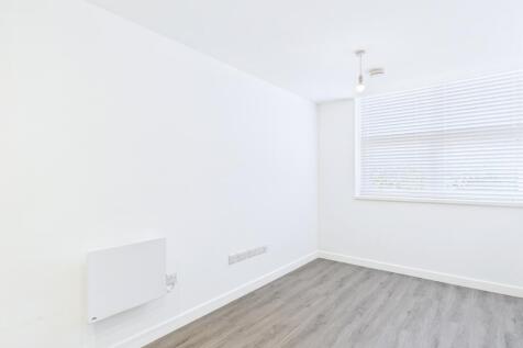 CAM01909G0-PR0424-STILL001