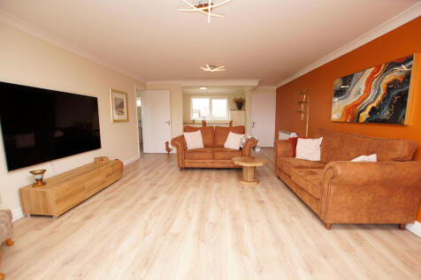 Lounge/ Diner/ Kitchen Area
