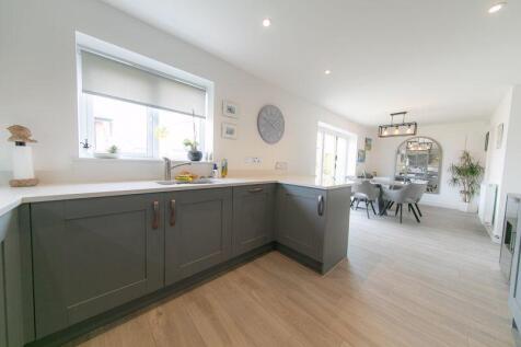 Kitchen &amp; dining room