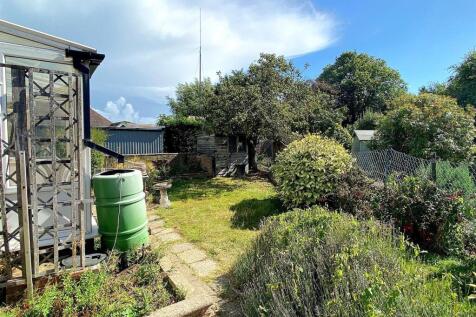 6 Royston Gardens - Garden2.jpg