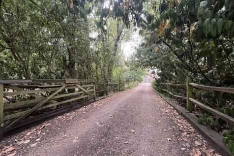 Rectory Lane, Ifield Green photo 4