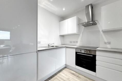 2 bed flat to rent Winchcombe Road, Carshalton SM