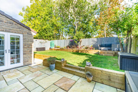 Garden with lawn
