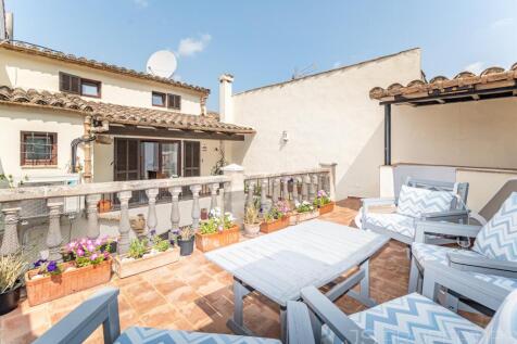 Charming Townhouse in Central Pollensa with Spacious Terraces
