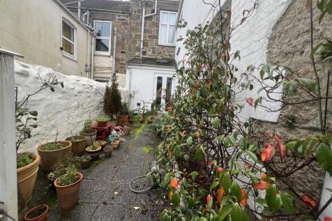 Parking &amp; Courtyard