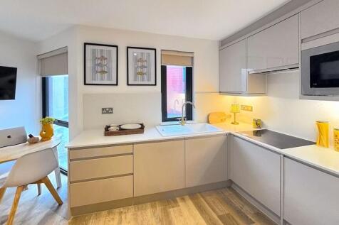 Gold Clivedon- Studio 18 |Verney St photo 3