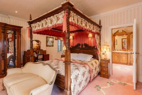 Highcliffe Manor Bedroom 1-4.jpg