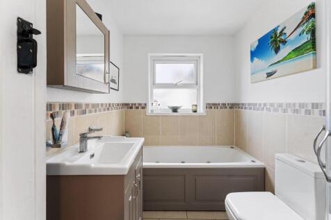 12 - fasmily bathroom.jpg