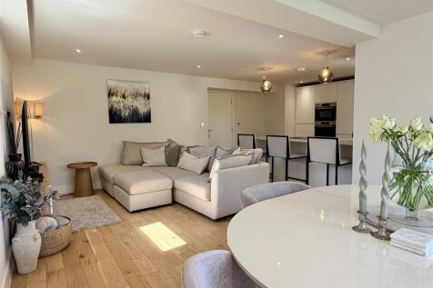 OPEN PLAN LIVING/DINING AREA