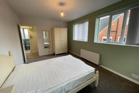 1-bed flat on Gledhow Lane, Gledhow, Leeds, £925/mo