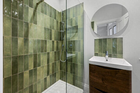 9 SHOWER ROOM .JPG