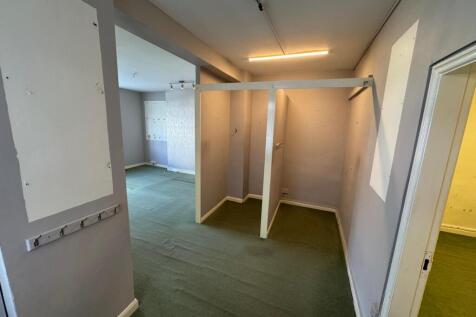Retail Property (high street) to rent Image 5