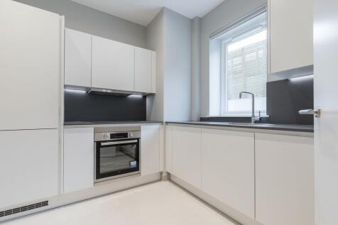 1-bed flat on Flat 6 Leigh Court 6 Avonmore Road, £2,500/mo