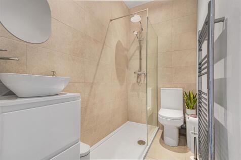 HOUSE SHOWER ROOM