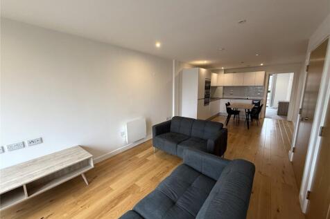 A bright and spacious 2 bed, 1 bath property with balcony offering views towards the City Centre. Located on a quiet residential area just a few minutes walk from Broad Street.