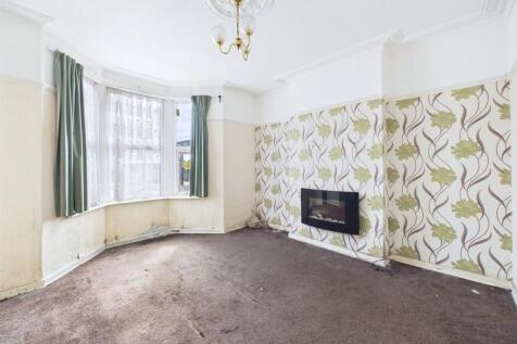 3-bed terrace for Auction, Kingswood (1).jpg