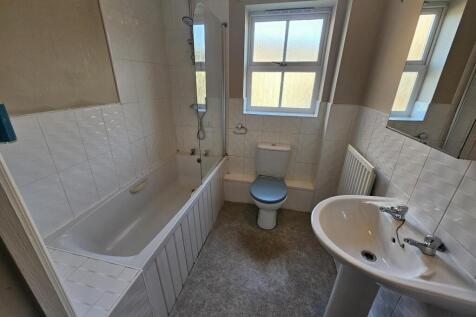 Bright, well-kept bathroom with a full-size bat...