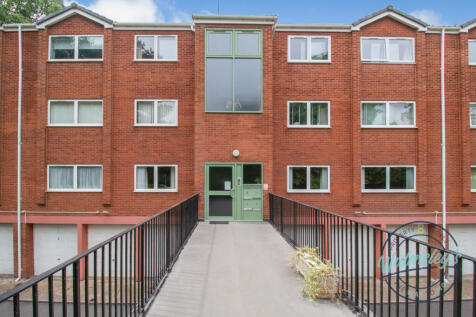 Walkway to main doorway and ground floor apartment