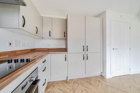 3 bedroom End of Terrace House in Banbury Grove, Aylesbury photo 4