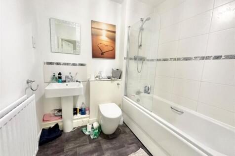 MAIN BATHROOM.jpg