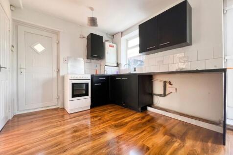 Burniston Drive, Huddersfield, HD3 photo 3